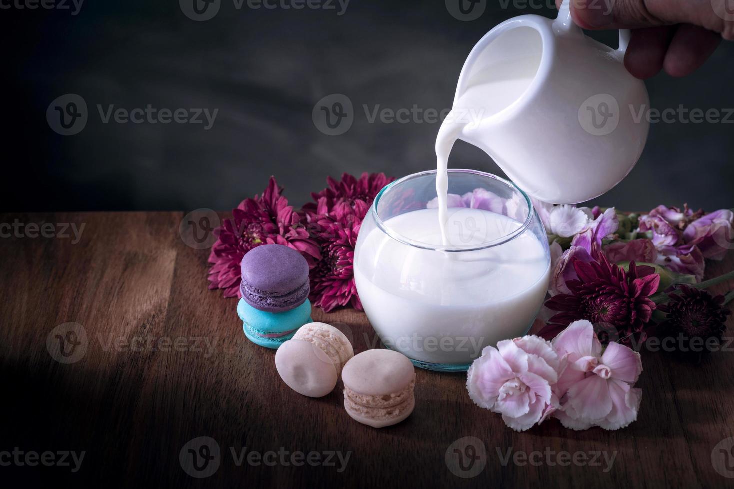 Makronen oder Makronen und Milch auf Holzdessert süß schön zu essen foto