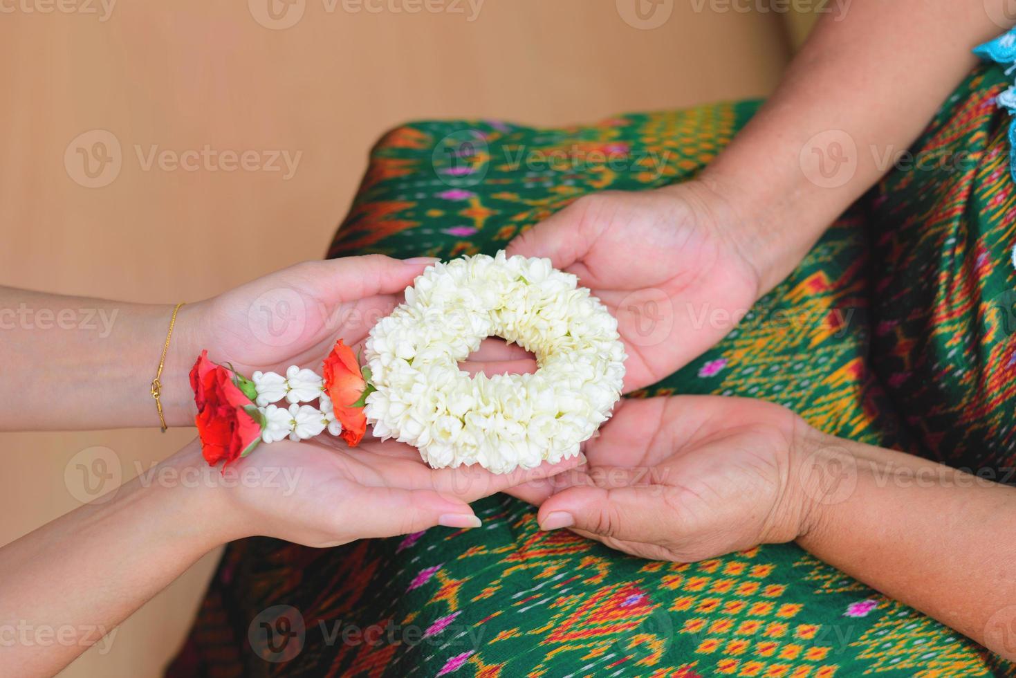 Geben Sie der Mutter eine traditionelle thailändische Jasmingirlande, eine traditionelle thailändische Jasmingirlande. Symbol des Muttertags in Thailand foto