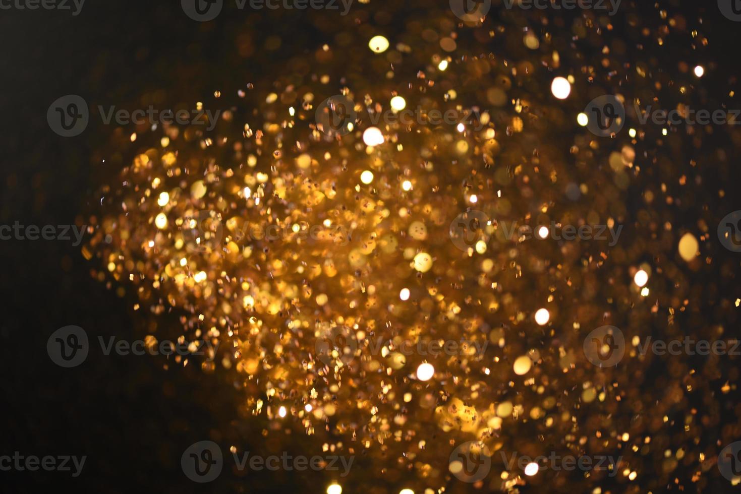 goldene glitzernde bokeh-beleuchtungsbeschaffenheit verschwommener abstrakter hintergrund für geburtstag, jahrestag, hochzeit, silvester oder weihnachten foto