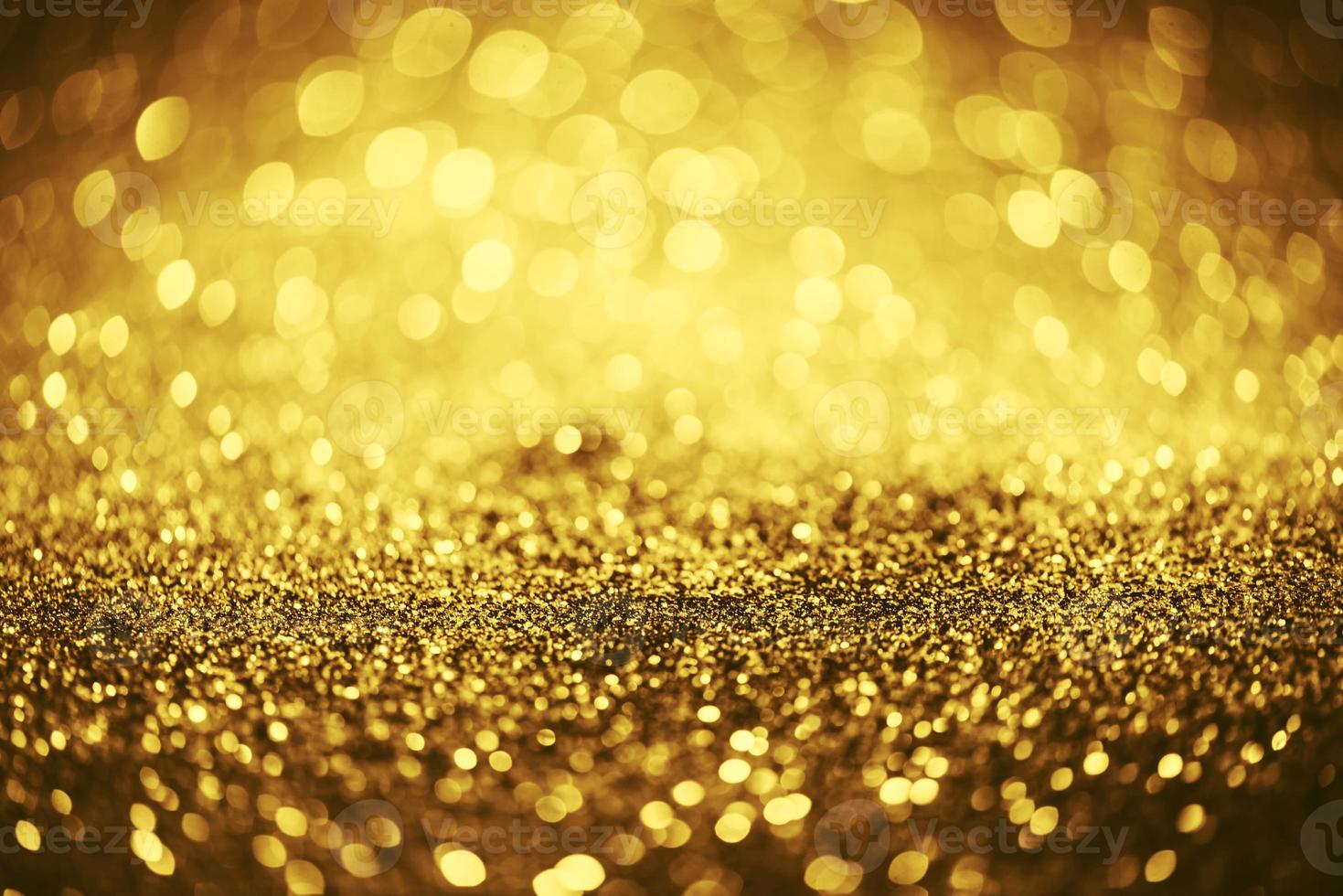 goldene glitzernde bokeh-beleuchtungsbeschaffenheit verschwommener abstrakter hintergrund für geburtstag, jahrestag, hochzeit, silvester oder weihnachten foto