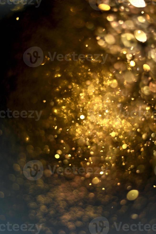 goldene glitzernde bokeh-beleuchtungsbeschaffenheit verschwommener abstrakter hintergrund für geburtstag, jahrestag, hochzeit, silvester oder weihnachten foto