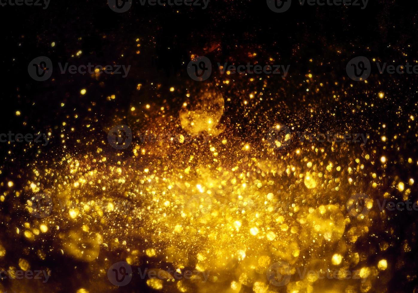 goldene glitzernde bokeh-beleuchtungsbeschaffenheit verschwommener abstrakter hintergrund für geburtstag, jahrestag, hochzeit, silvester oder weihnachten foto