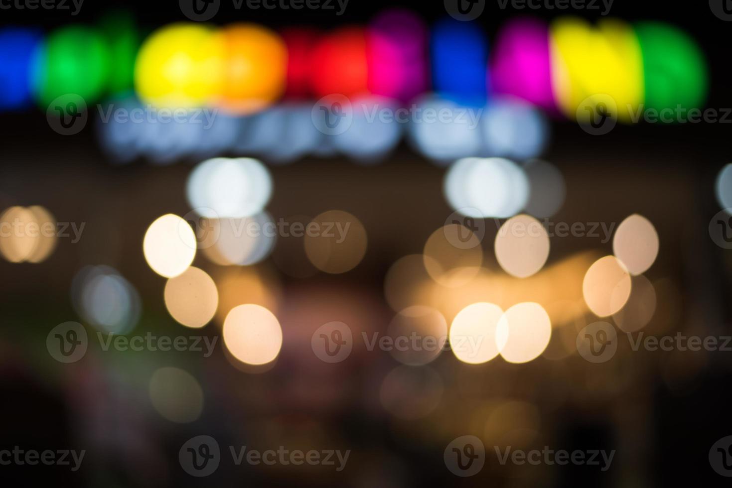 bokeh glitzer bunt verschwommener abstrakter hintergrund für geburtstag, jahrestag, hochzeit, silvester oder weihnachten foto