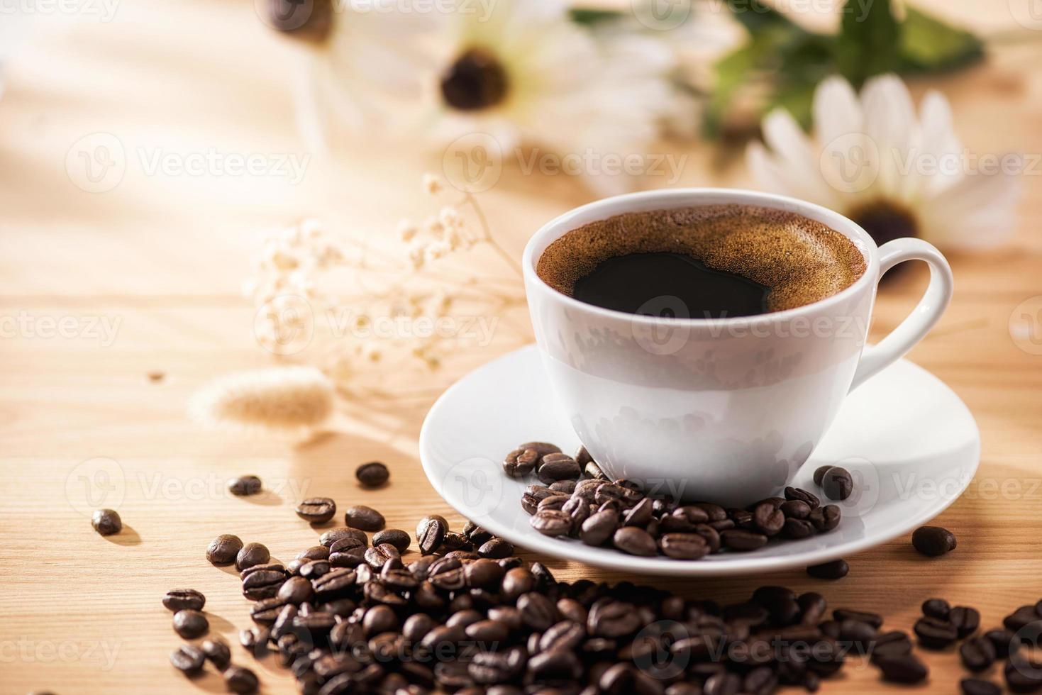 Kaffee und Blume mit dem Morgensonnenlicht foto