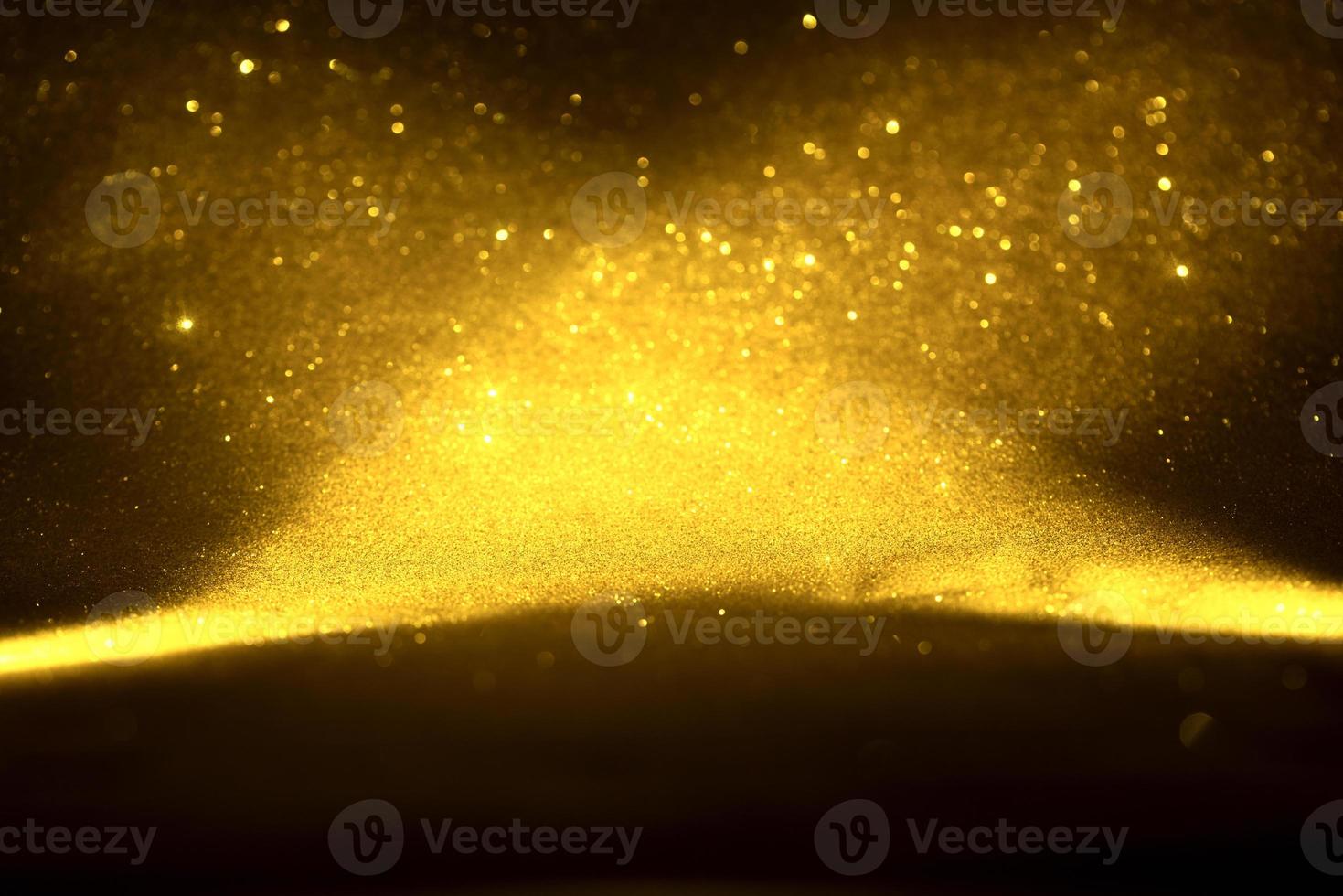 goldene glitzernde bokeh-beleuchtungsbeschaffenheit verschwommener abstrakter hintergrund für geburtstag, jahrestag, hochzeit, silvester oder weihnachten foto