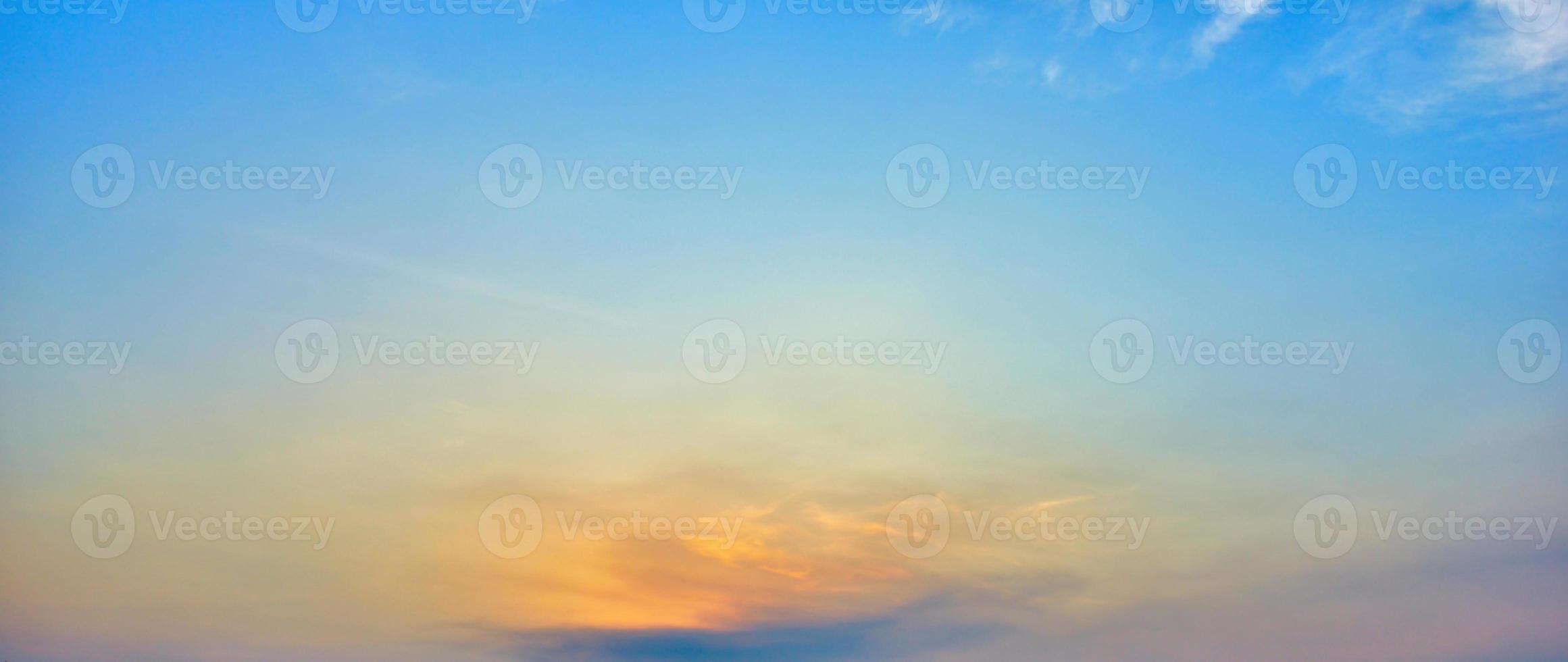 der himmel mit wolke schönem sonnenunterganghintergrund foto