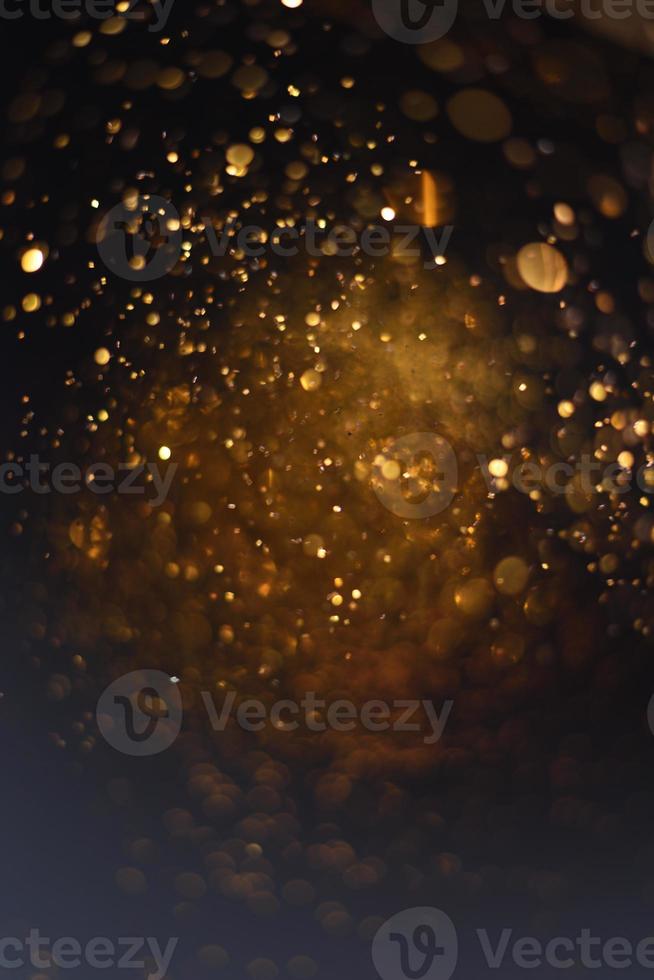 goldene glitzernde bokeh-beleuchtungsbeschaffenheit verschwommener abstrakter hintergrund für geburtstag, jahrestag, hochzeit, silvester oder weihnachten foto