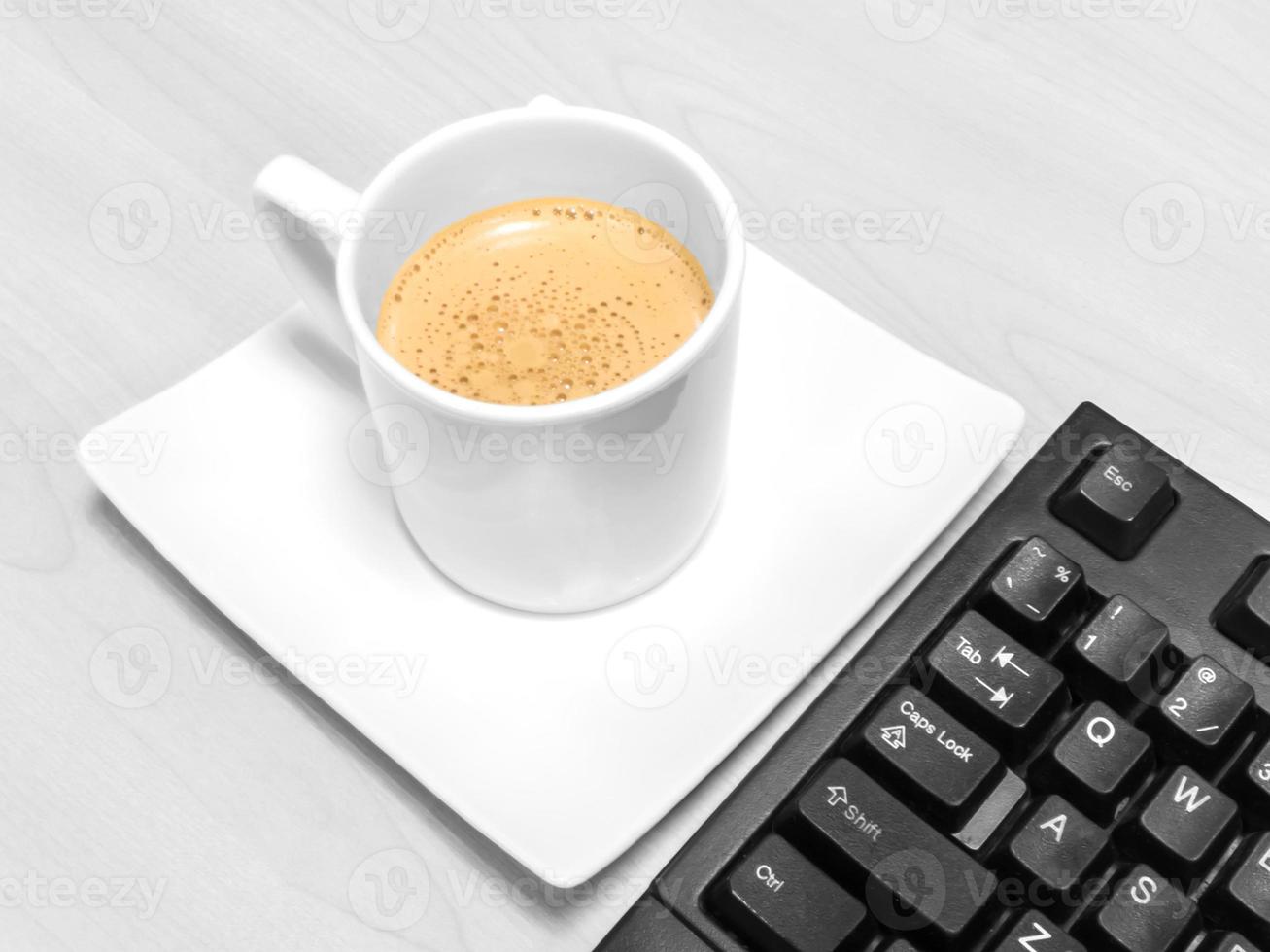 Tasse Kaffee und Tastatur auf dem Tisch foto