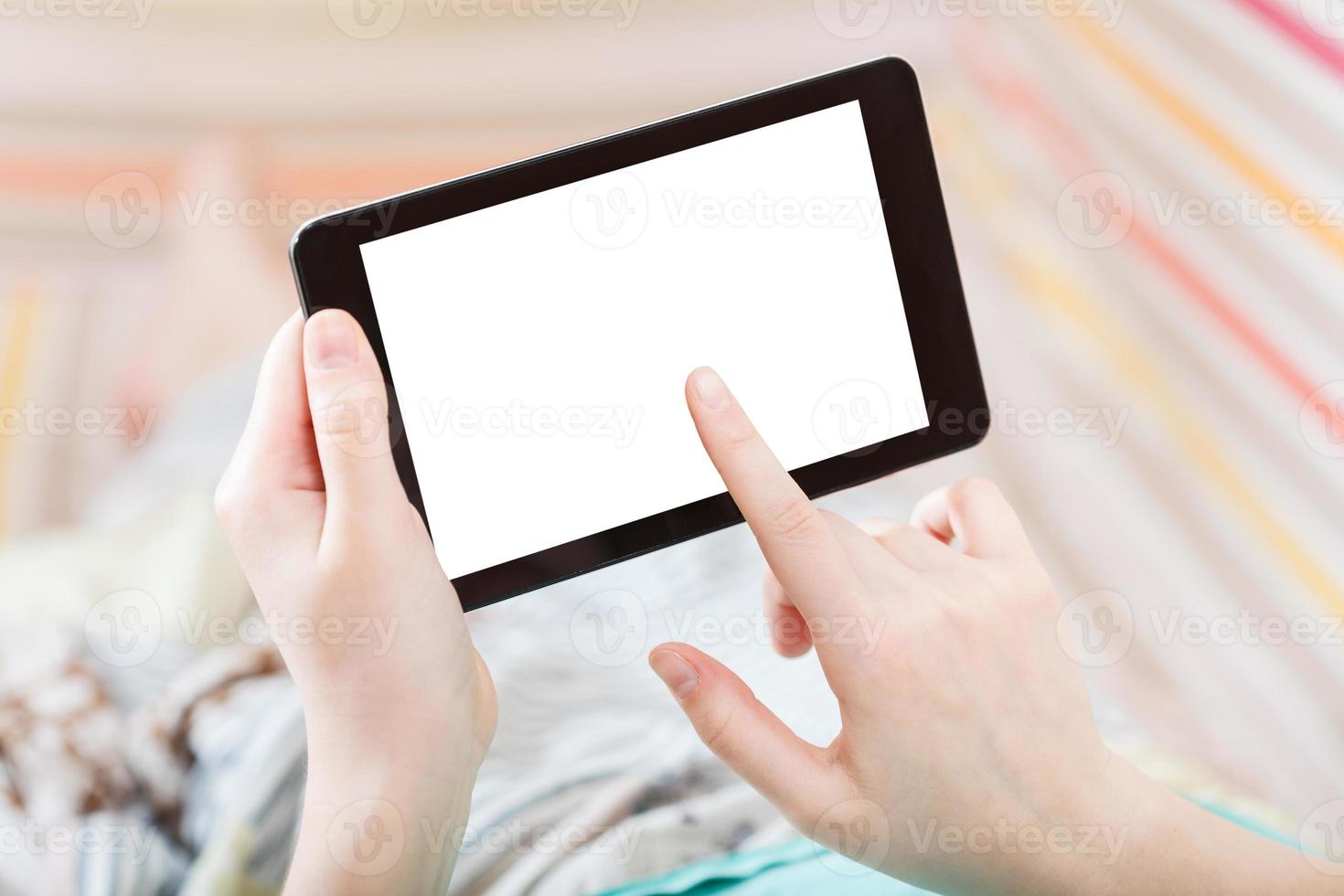 Mädchen, das Tablet-PC mit ausgeschnittenem Bildschirm berührt foto