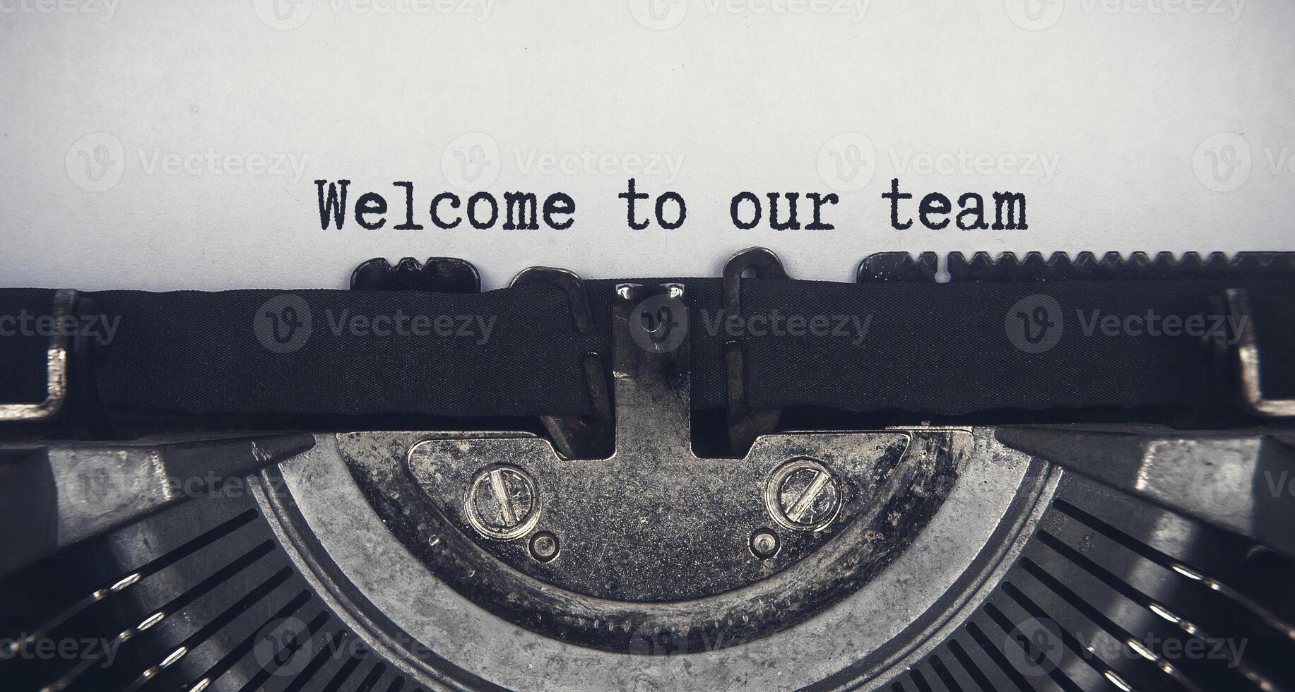 Willkommen in unserem Team Text, der auf einer alten Vintage-Schreibmaschine getippt wurde. teamarbeitskonzept foto