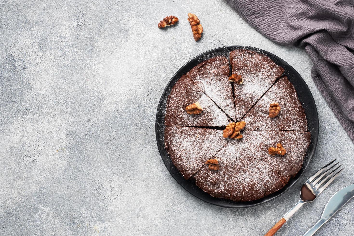 hausgemachter Schokoladenbrownie mit Walnüssen. Schokoladenkuchen backen. Platz kopieren foto