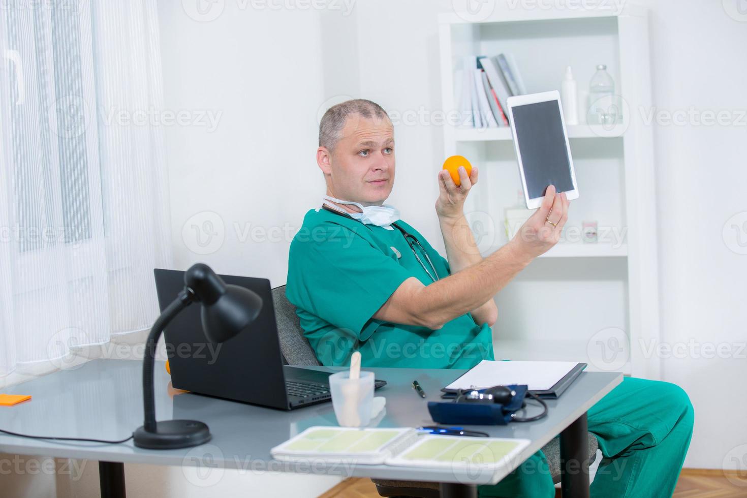 Der Arzt wird in seinem Büro fotografiert foto