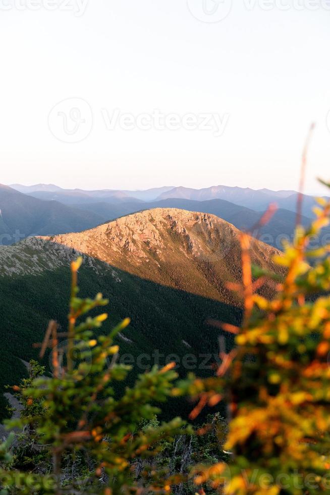 Blick auf die goldene Stunde im Herbst foto