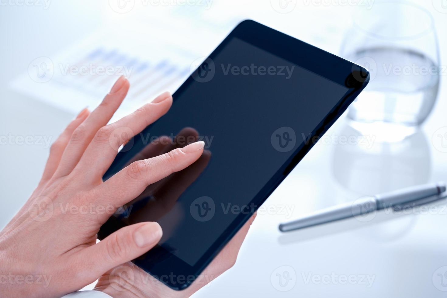 Geschäftsfrau mit digitalem Tablet-PC im Büro foto