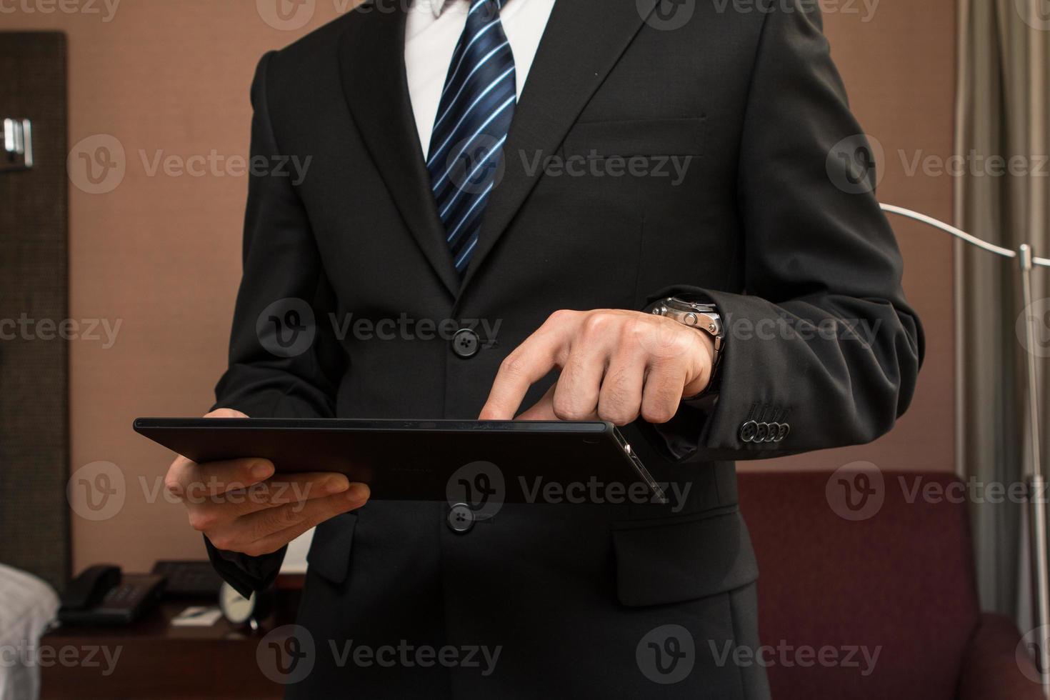 junger Geschäftsmann, der unter Verwendung der Tablette arbeitet. foto