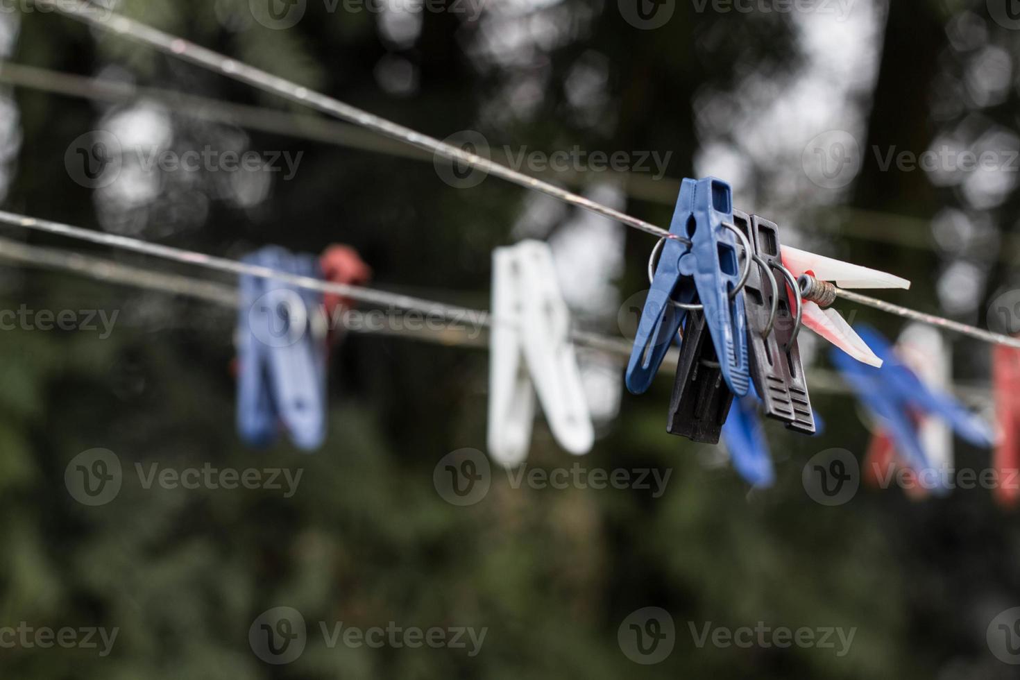 Wäscheleinen mit Kunststoff-Wäscheklammern in verschiedenen Farben. ein Gerät zum Trocknen von Wäsche auf der Straße. in einem Privathaushalt leben foto