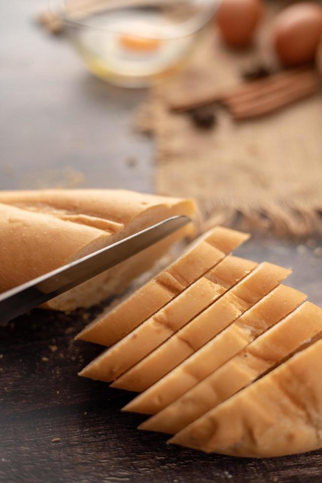 auf dem Tisch geschnittenes französisches Brot foto