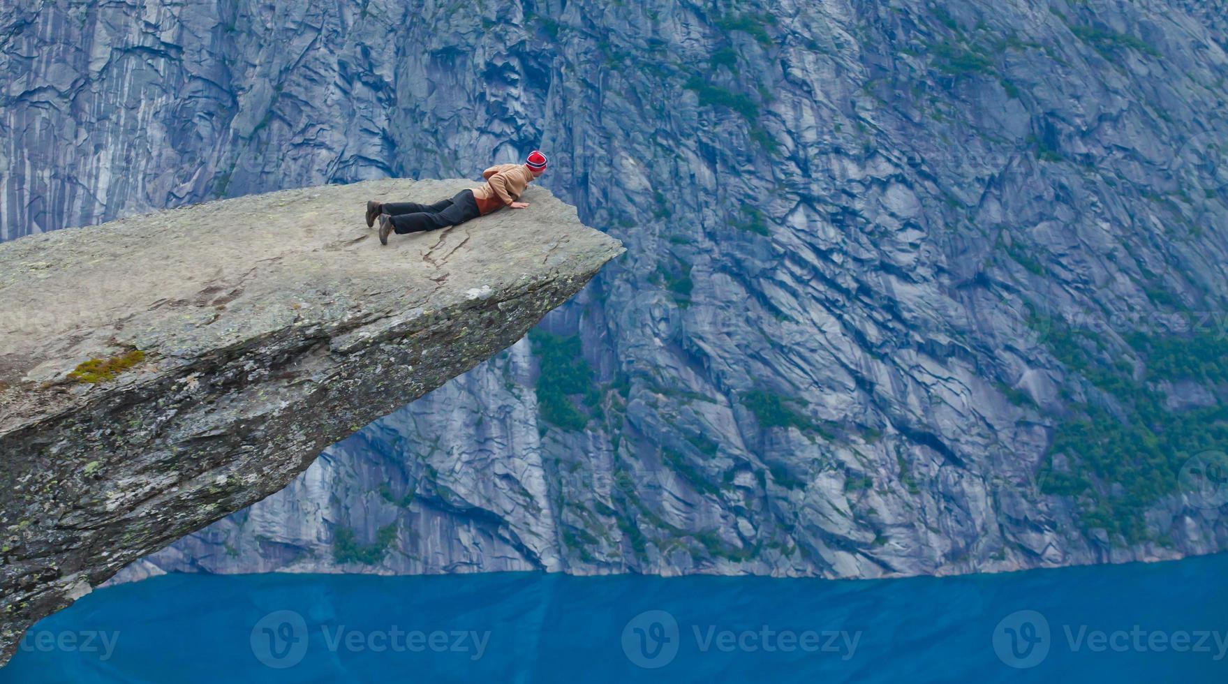 berühmter norwegischer Felsenwanderort - Trolltunga, Trollzunge, Norwegen foto