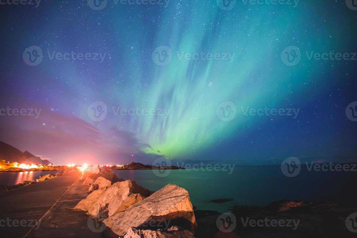 massiver lebhafter Aurora-Borealismus Nordlichter in Norwegen, Lofoten-Inseln foto