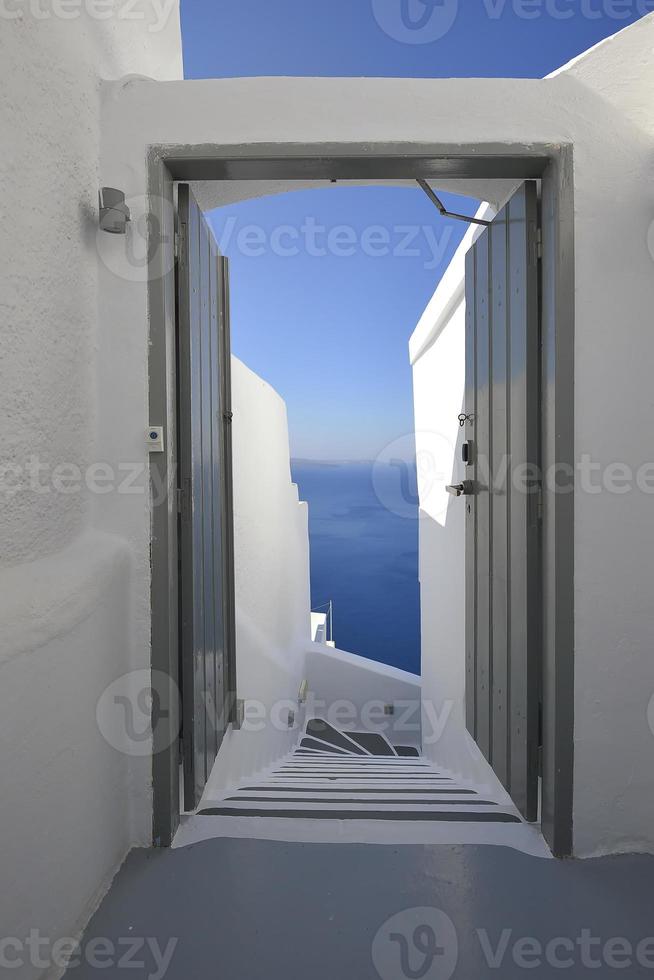 berühmte blau-weiße stadt oia, santorini, grecce foto