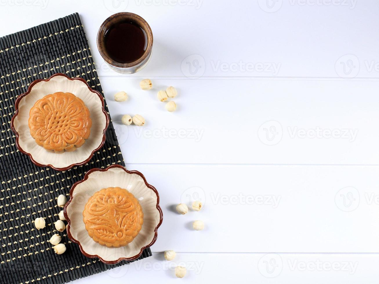 Mondkuchen auf weißem Hintergrund mit Tee. konzept mondkuchen auf mittherbstfest oder chinesischem neujahr. Mondkuchen beliebt als Kue Bulan. serviert mit chinesischem Tee foto