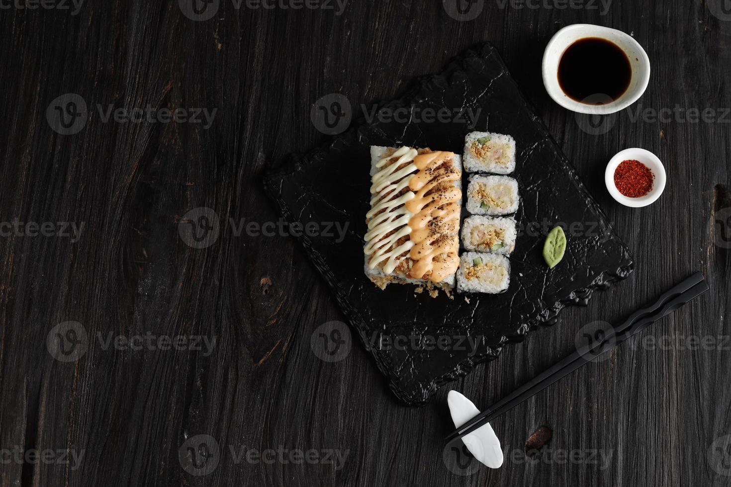 Mentai-Sushi, Philadelphia-Rolle und Rinderfloss-Rolle Mayo-Rolle, verschiedene Makizushi auf Steinplatte. draufsicht mit kopierraum für text foto