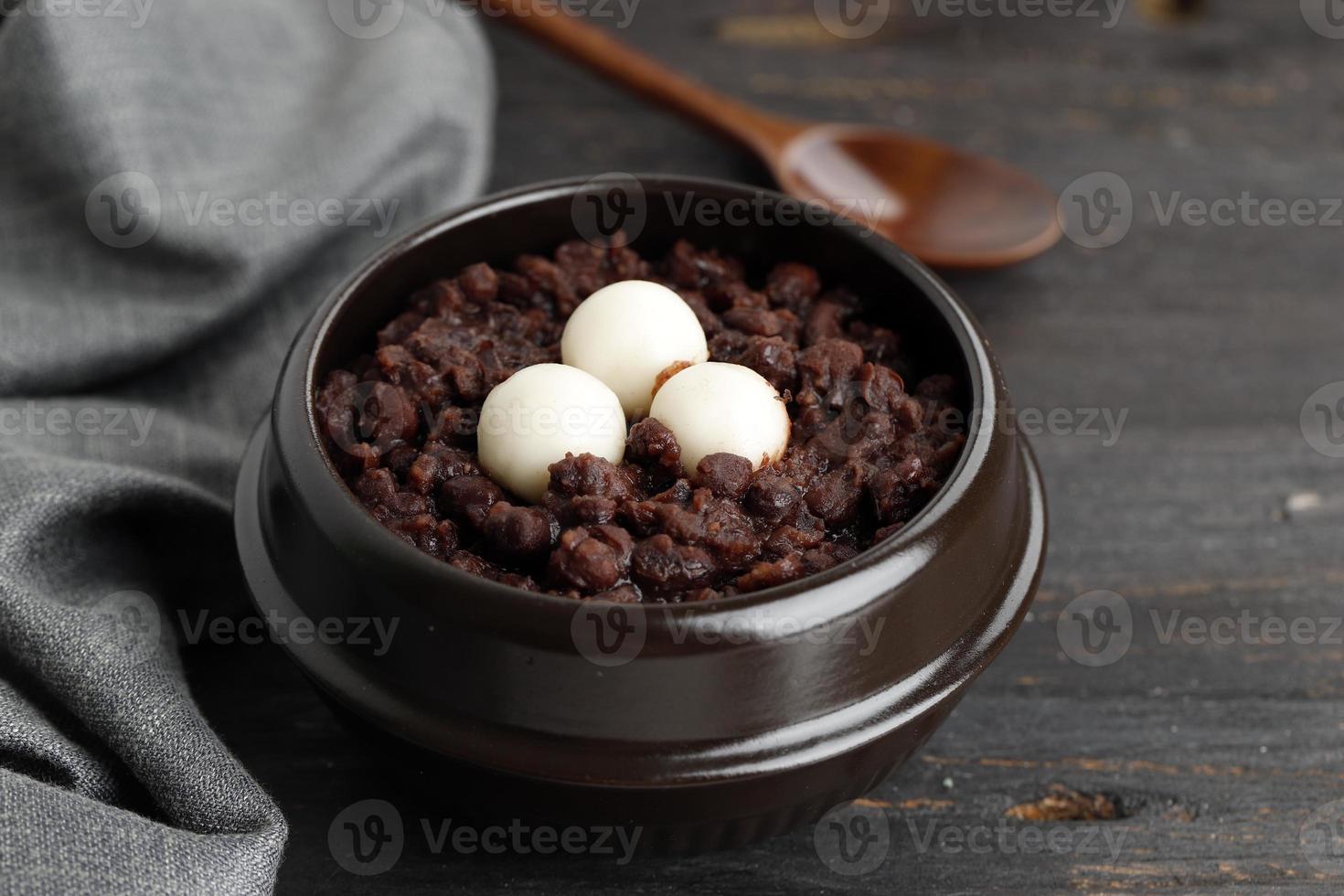 Koreanischer Brei aus roten Bohnen mit Reiskuchen-Topping foto