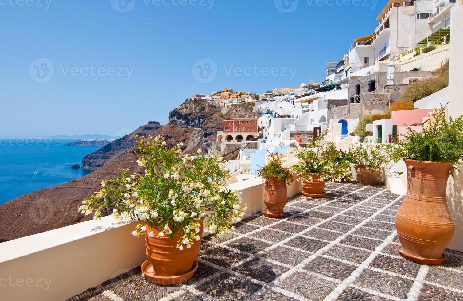 idyllische Terrasse mit Blumen in Fira Stadt auf Thera (Santorini), Griechenland. foto