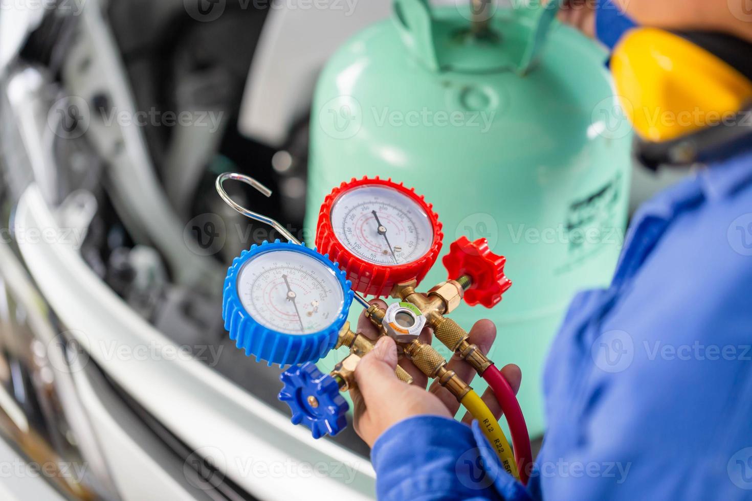 techniker überprüfen auto klimaanlage kältemittel auffüllen, mechaniker  halten monitor werkzeug zur kontrolle und repariert auto klimaanlage,  klimaanlage reparatur 8988116 Stock-Photo bei Vecteezy