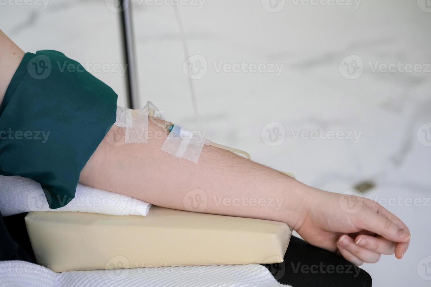 Nahaufnahme des asiatischen Arms, der Vitamin von der Frauenklinik erhält. foto
