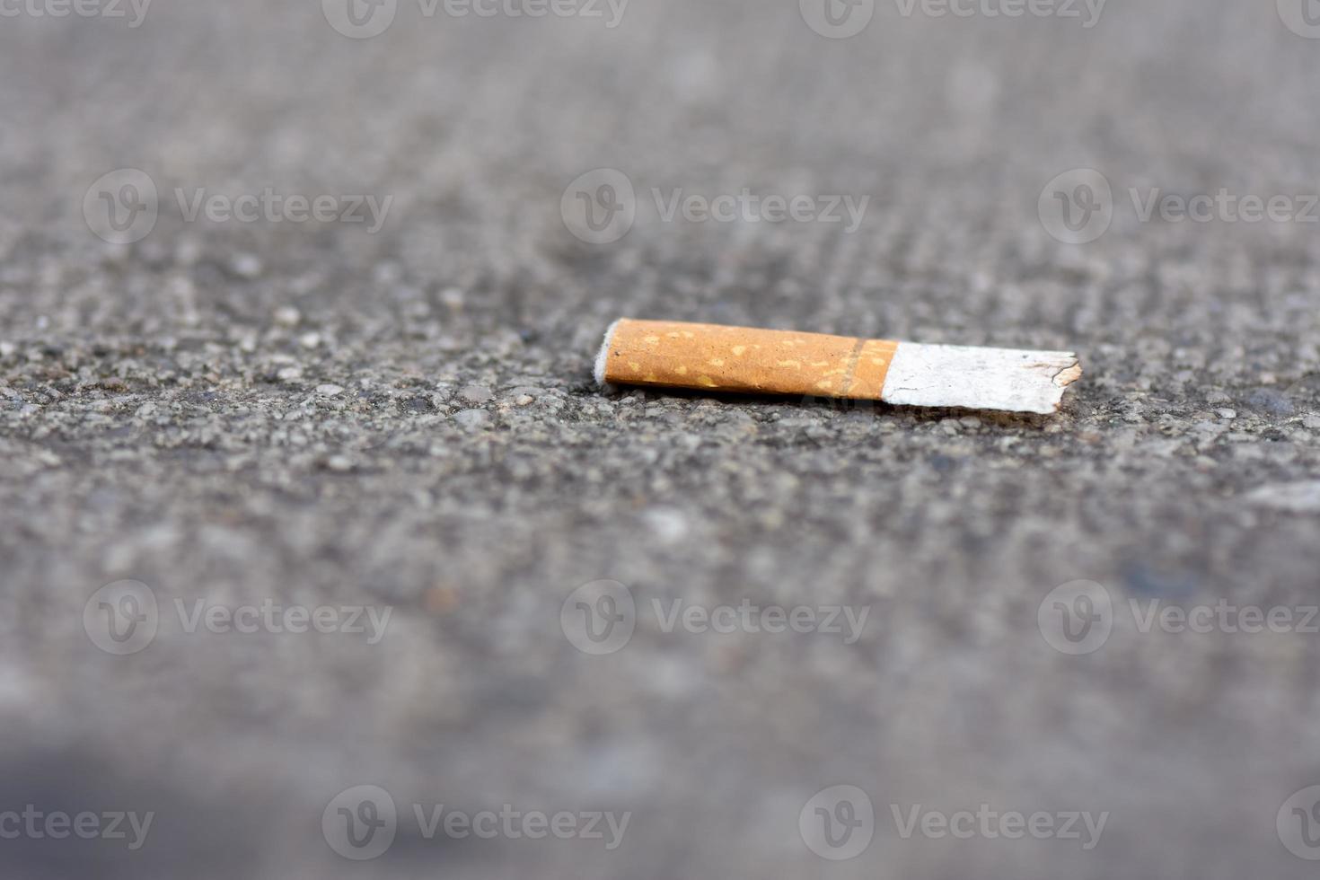 Zigarettenstummel auf der Straße foto