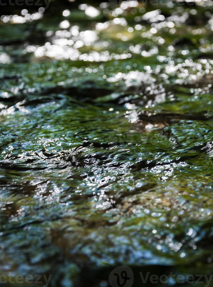 kaltes klares Bergwasser foto