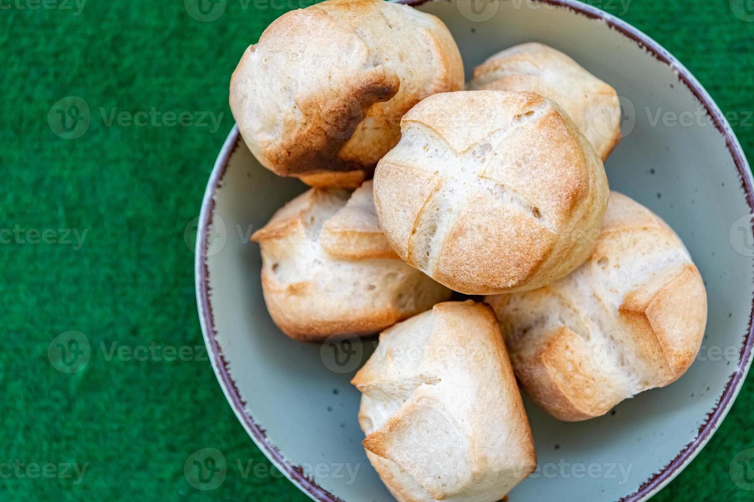 hohe winkelnahaufnahme von rustikalen leckeren hausgemachten brötchen foto