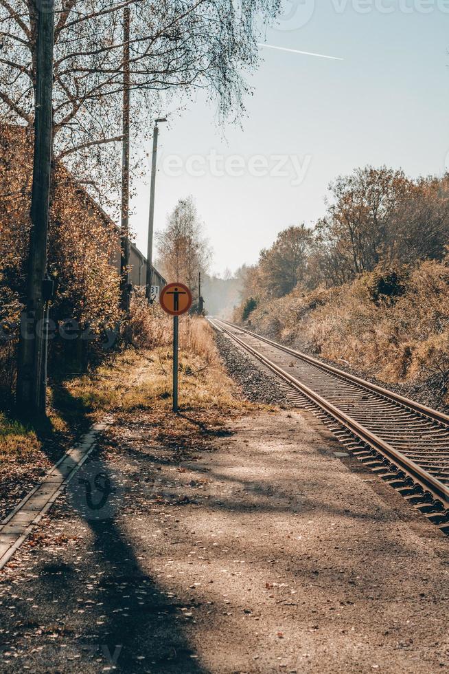 eine Eisenbahnstrecke in der Natur im Herbst foto