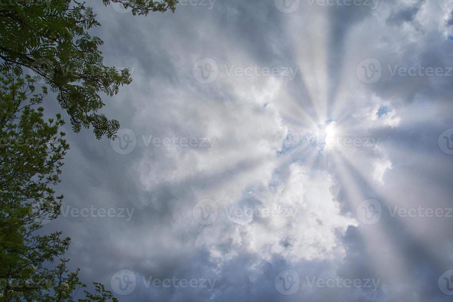 Himmel mit Wolken und Sonnenlicht foto