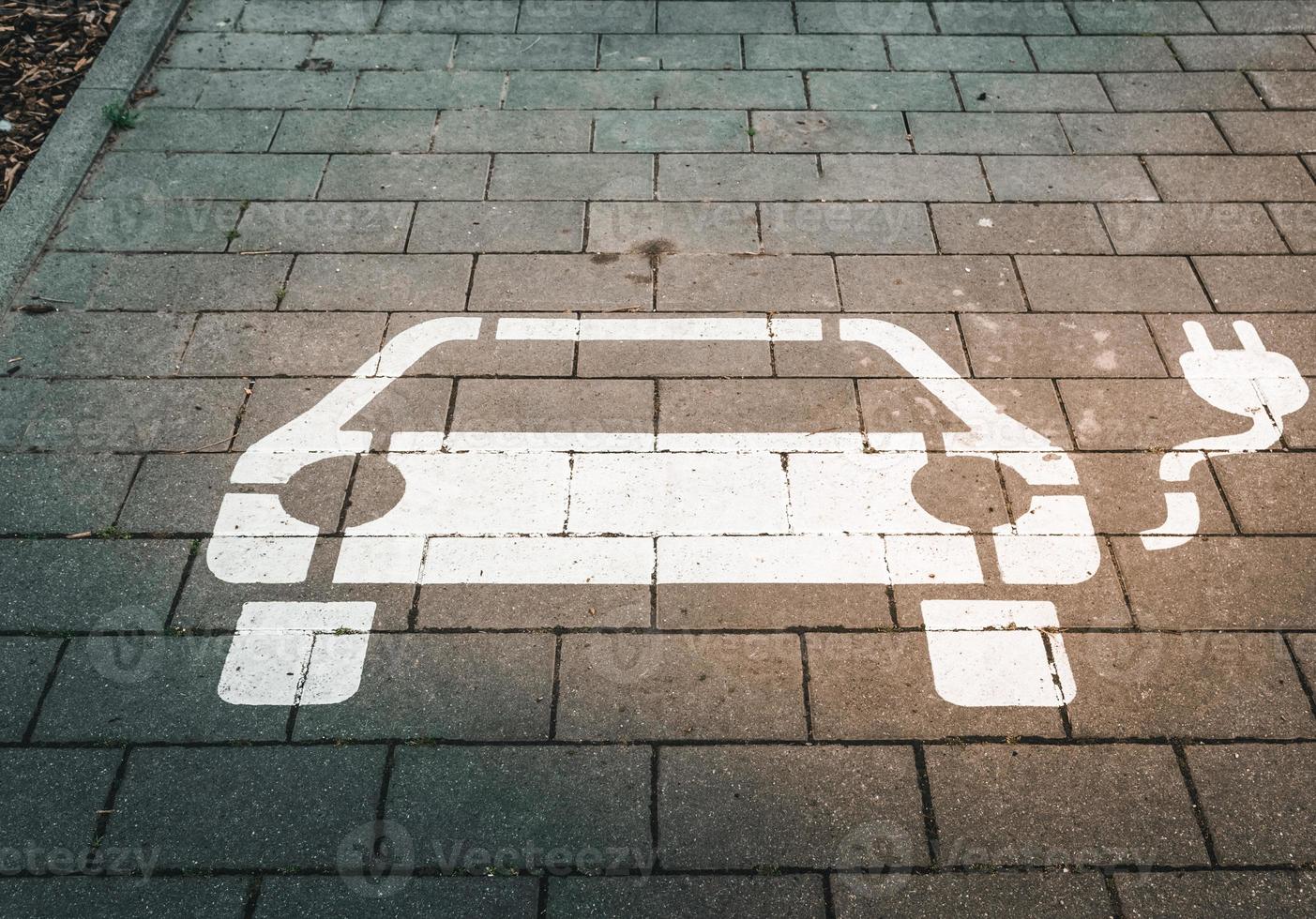 weißes Schild für Elektroautos auf dem Boden foto