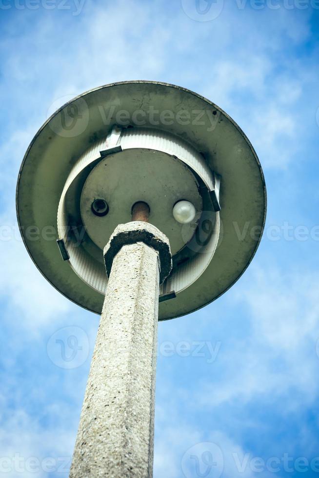 Straßenlaterne mit Blick von unten foto