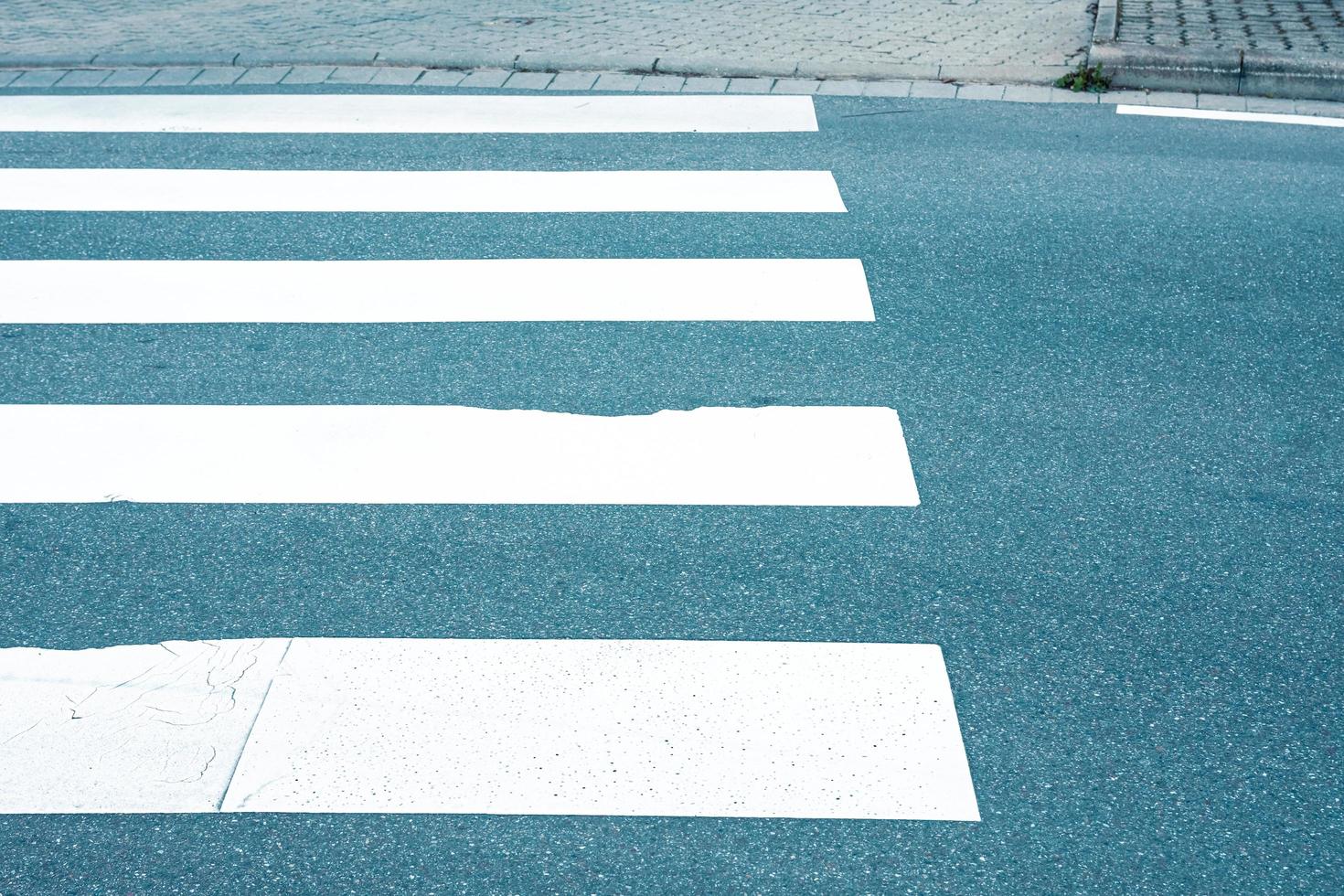 Zebrastreifen auf einer Straße foto