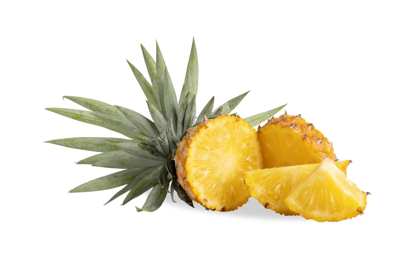 Ananas in Scheiben geschnitten auf dem weißen Hintergrund isoliert foto