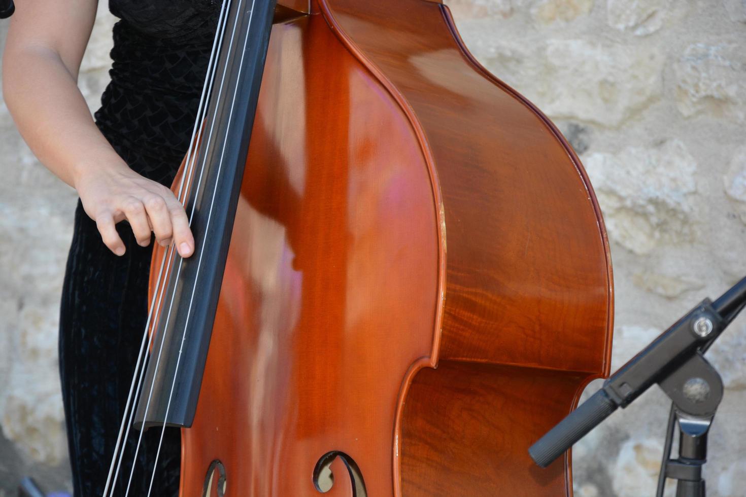 Frau, die Kontrabass spielt foto