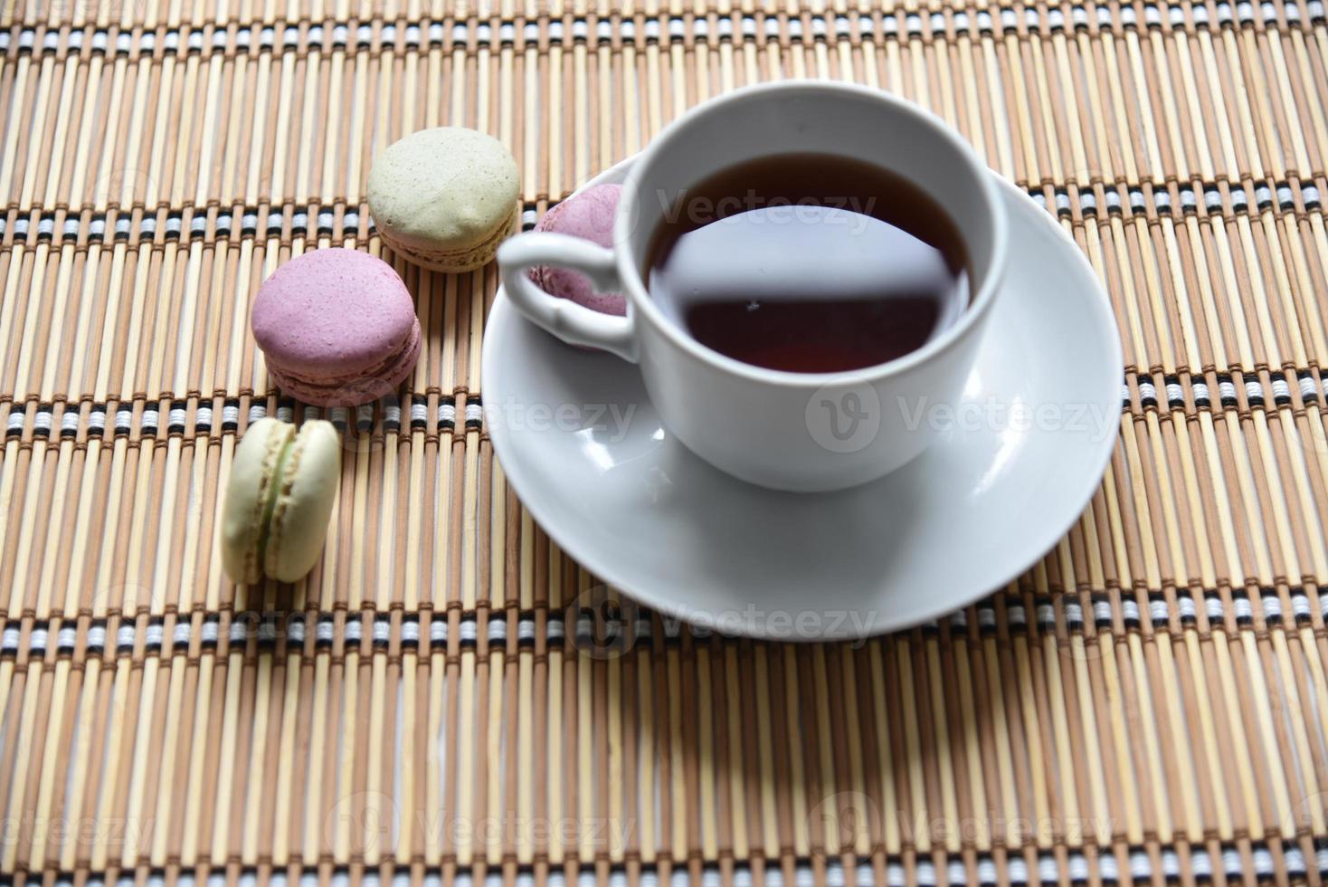 Teepaar mit duftendem Tee und Nudeln auf einer Holzmatte. foto