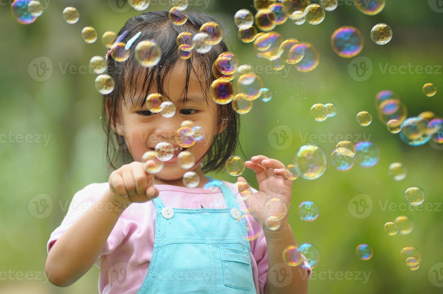 kleines asiatisches Mädchen im glücklichen Gesicht foto