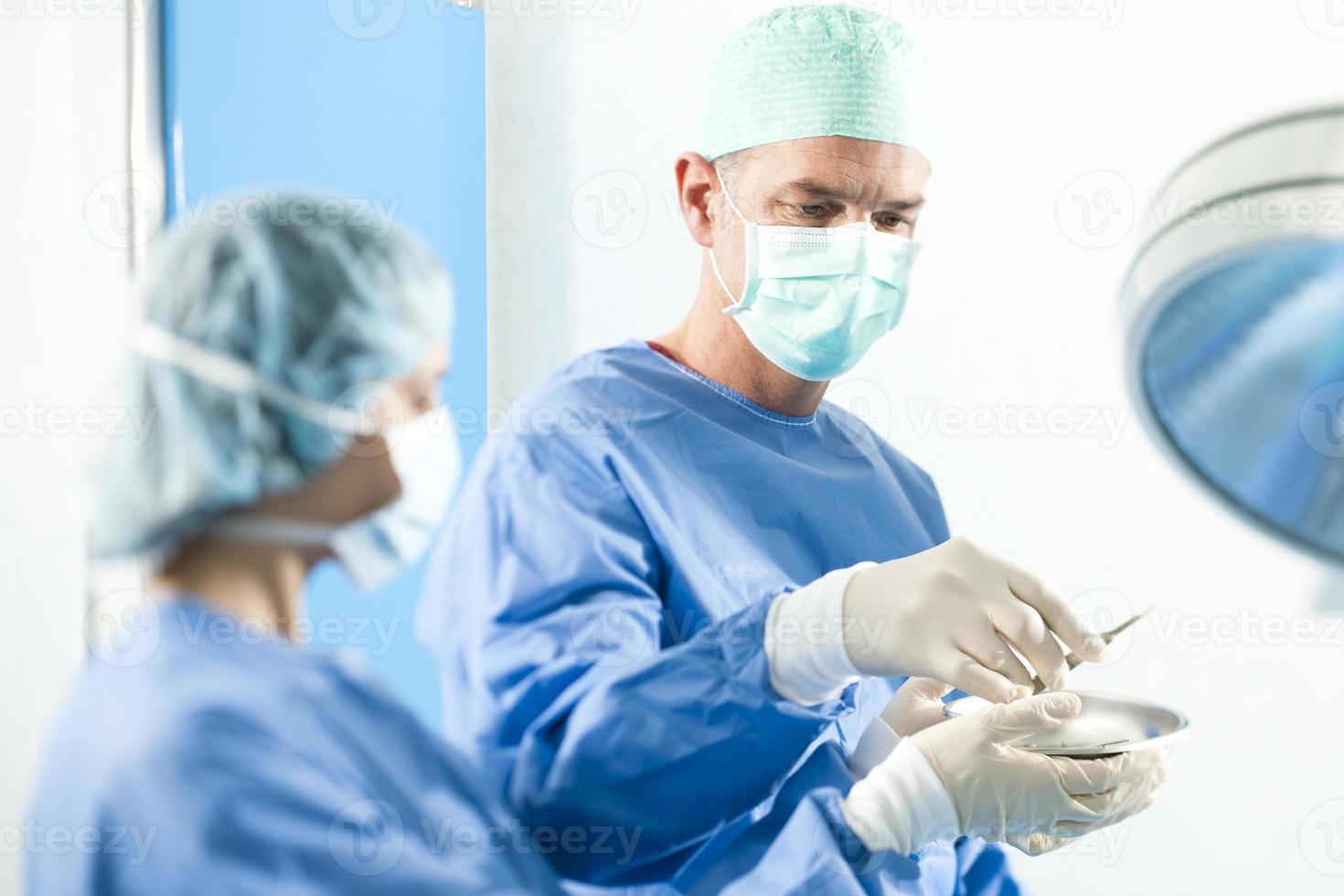 Chirurgen bei der Arbeit foto