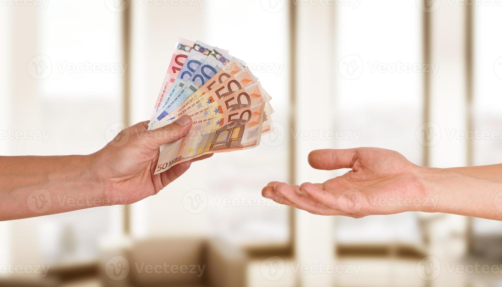 Hände mit Geld mit buntem Hintergrund foto