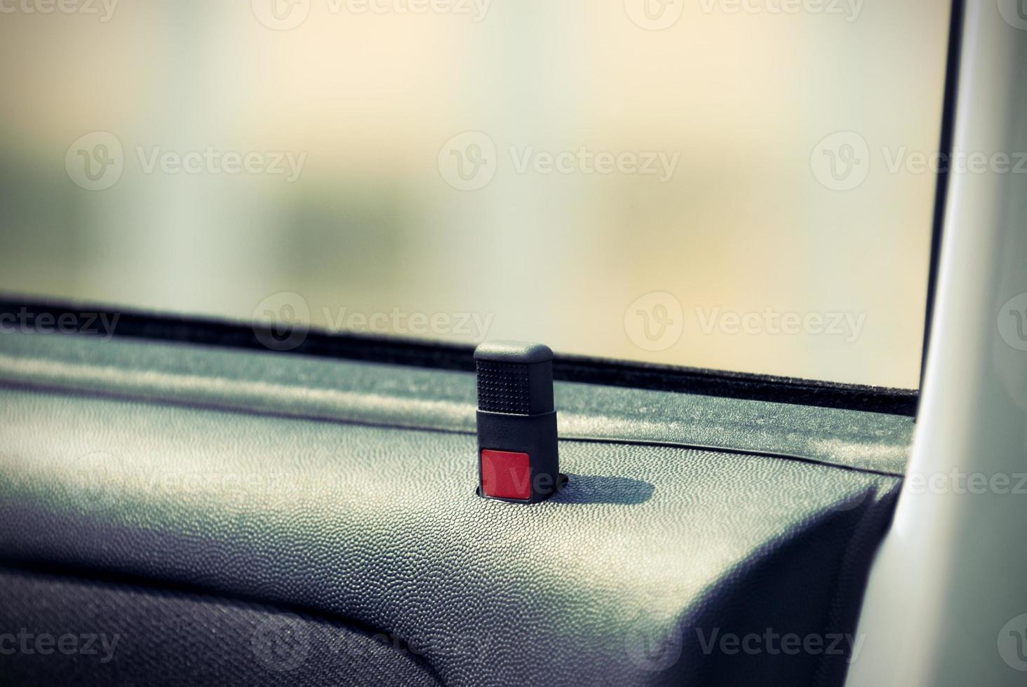 Ein Knopf mit der Autotür ist entriegelt foto