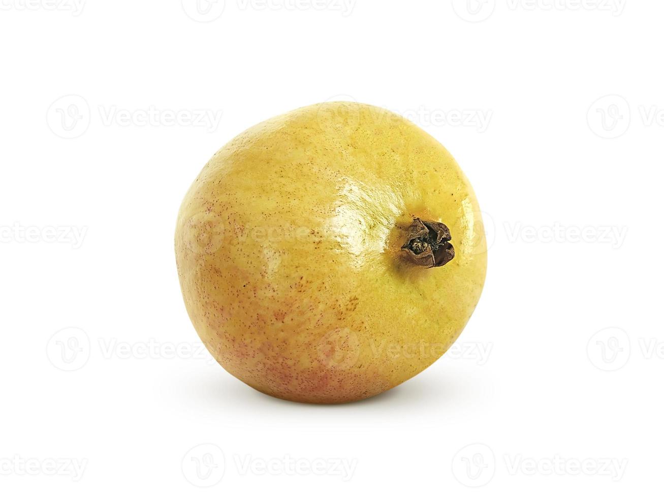 saftige Granatapfelfrucht isoliert auf weißem Hintergrund foto
