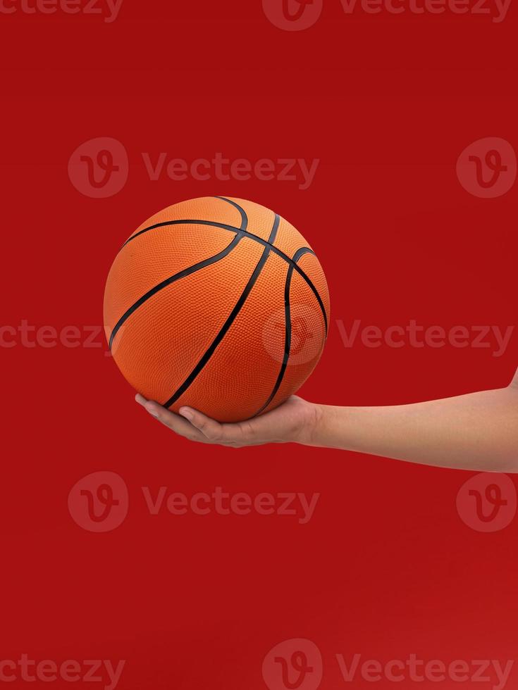 Hände und Basketball isoliert auf rotem Hintergrund foto