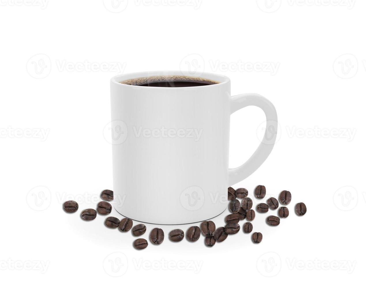 Kaffeetasse und Bohnen auf weißem Hintergrund foto