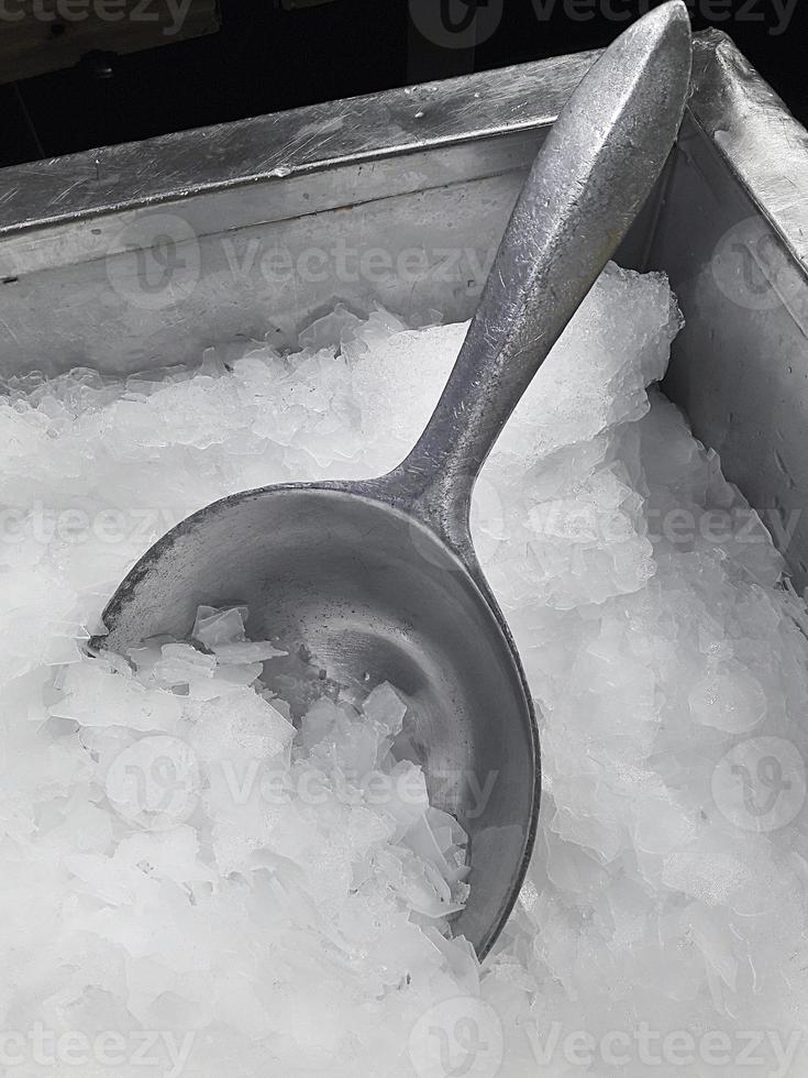 Eiswürfel und eine Metallschaufel foto