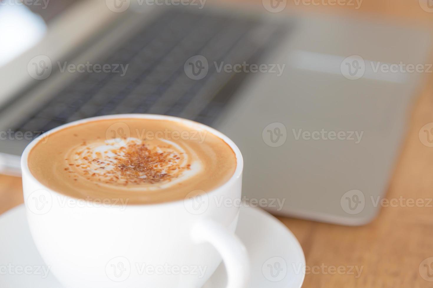 Laptop mit Kaffeetasse foto